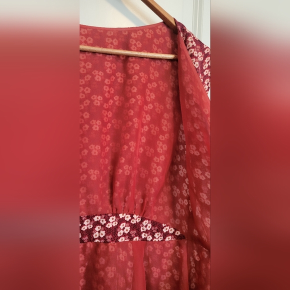 Elegant Red and White Midi Dress - Picture 14 of 15